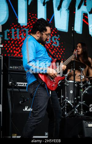 „Festival Alternativo 4Cuartos“ eröffnet Konzerte in offenen Gegenden in Bogota, inmitten des „Conicerto Radionica“ von 2021 am 7. November 2021. Stockfoto