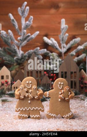 Glückliche Lebkuchenfamilie genießen die Weihnachtsferien mit ihren Kindern Stockfoto