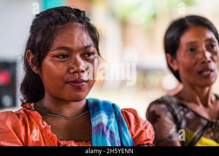 Juli 2017. Treffen im Nagkakaisang Tribu ng Palawan (NATRIPAL) oder in den Vereinigten Stämmen von Palawan mit den indigenen Stammesgemeinschaften von Palawan aus Campung Ulay (gezeigt) und Punta Baja, beide im südlichen Palawan bei Rizal, um ihr Leben und ihre Lebensräume im Rahmen von Unternehmenungsprojekten und Umweltaspekten zu diskutieren. Puerto Princesa, Palawan, Philippinen. Stockfoto