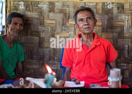 Juli 2017. Eliseo Rodrigo, Präsident von SATIKCA, spricht über ihren Certificate of Ancestral Domain Claim (CADC). Sugodi, Barangay Cabayugan, Palawan, Philippinen. Stockfoto