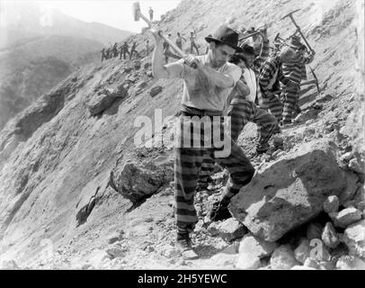 PAUL MUNI als James Allen, der mit anderen Strafgefangenen in I AM A FUGITIVE VON Einer KETTENBANDE die Felsen bricht 1932 Regisseur MERVYN Leroy Buch Robert E. Burns Warner Bros Stockfoto