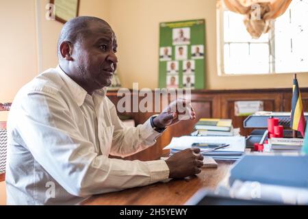 September 2017. Christopher Masaba, Senior Warden im Mgahinga Gorilla National Park, in seinem Büro. Mgahinga Gorilla National Park, Uganda Stockfoto