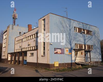 BIELSKO-BIALA, POLEN am 2020. APRIL: Altes Aeroclub-Gebäude in der europäischen Stadt im schlesischen Bezirk, klarer blauer Himmel an warmen sonnigen Frühlingstag. Stockfoto