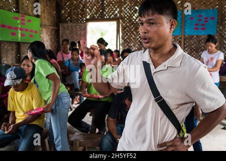 Juli 2017. Community-Treffen zur Besprechung von Unternehmenungsprojekten. Aborlan, Barangay Sagpangan, Palawan, Philippinen. Stockfoto