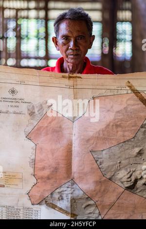 Juli 2017. Eliseo Rodrigo, Präsident von SATIKCA, hält die Dokumentation ihres Certificate of Ancestral Domain Claim (CADC). Sugodi, Barangay Cabayugan, Palawan, Philippinen. Stockfoto