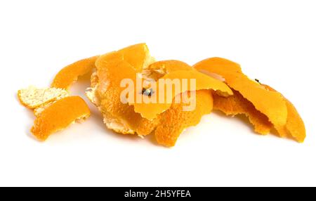 Zitrusschalen isoliert auf Weiß. Mandarinenschälen. Stockfoto