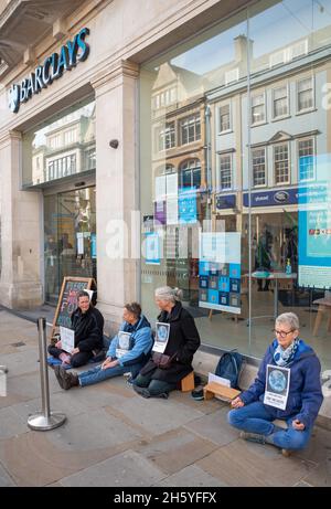 Oxford, Großbritannien. Oktober 2021. Protest der Extinction Rebellion vor der Barclays Bank im Stadtzentrum. Extinction Rebellion behauptet, Barclays finanzieren das Klimachaos. Kredit: Stephen Bell/Alamy Stockfoto