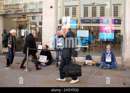 Oxford, Großbritannien. Oktober 2021. Protest der Extinction Rebellion vor der Barclays Bank im Stadtzentrum. Extinction Rebellion behauptet, Barclays finanzieren das Klimachaos. Kredit: Stephen Bell/Alamy Stockfoto