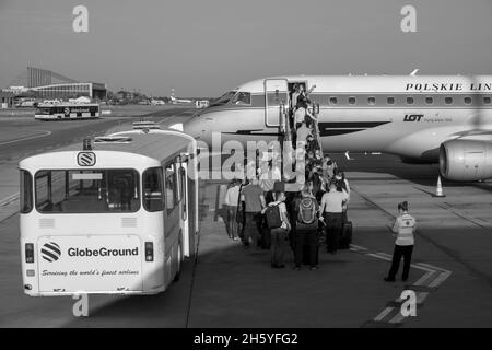 Bukarest, Rumänien - 16. September 2021: Passagiere steigen auf dem Parkplatz ein polnisches Flugzeug, das in alter Lackierung gestrichen ist. Flug von Bukarest nach Warschau Stockfoto
