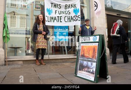 Oxford, Großbritannien. Oktober 2021. Protest der Extinction Rebellion vor der Barclays Bank im Stadtzentrum. Extinction Rebellion behauptet, Barclays finanzieren das Klimachaos. Kredit: Stephen Bell/Alamy Stockfoto