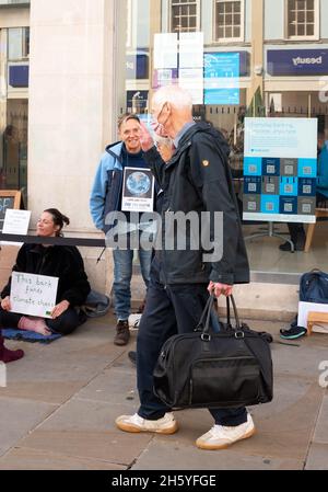 Oxford, Großbritannien. Oktober 2021. Protest der Extinction Rebellion vor der Barclays Bank im Stadtzentrum. Extinction Rebellion behauptet, Barclays finanzieren das Klimachaos. Kredit: Stephen Bell/Alamy Stockfoto