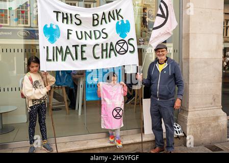 Oxford, Großbritannien. Oktober 2021. Protest der Extinction Rebellion vor der Barclays Bank im Stadtzentrum. Extinction Rebellion behauptet, Barclays finanzieren das Klimachaos. Kredit: Stephen Bell/Alamy Stockfoto