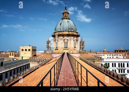 Atemberaubende Aussicht auf das Dach der Kathedrale von Palermo in Palermo, Italien Stockfoto