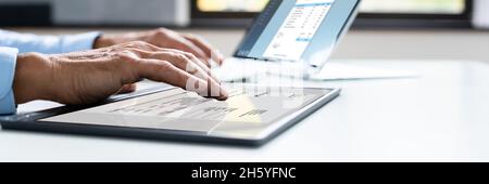 Online Digital E Invoice Statement auf Hybrid Laptop Stockfoto
