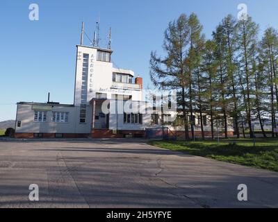 BIELSKO-BIALA, POLEN am 2020. APRIL: Fassade des Aeroclub-Gebäudes in der europäischen Stadt im schlesischen Bezirk, klarer blauer Himmel am warmen sonnigen Frühlingstag. Stockfoto