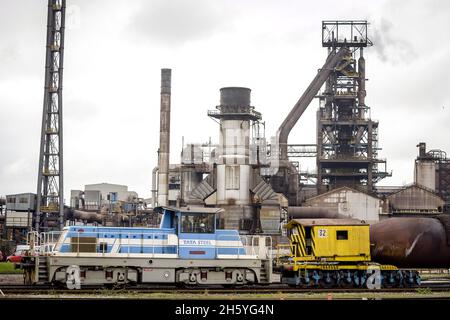 Aktenfoto vom 18/01/16 eines Zuges mit geschmolzenem Eisen vor dem Stahlwerksgebäude im Stahlwerk Tata in Port Talbot, Wie die Forschung zeigt, werden Bereiche des Vereinigten Königreichs, die am stärksten von Arbeitsplatzverlusten durch die dekarbonisierende Industrie betroffen sind, keine Ausgleichsfinanzierung mehr erhalten und mehr Arbeitsplätze verlieren müssen. Eine Studie der am stärksten verschmutzenden Industrien warnte davor, dass der Übergang zu einer „grünen“ Wirtschaft Arbeitsplätze gefährdet, selbst wenn die Mittel für eine Aufstossung aufgestochen werden. Stockfoto