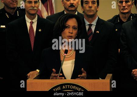 Generalanwältin Kamala Harris gibt den Abschluss der Operation Red Zone bekannt, in der 16 lokale, staatliche und bundesstaatliche Behörden 101 Bandenmitglieder in den Grafschaften Madera und Merced ca. 7. Juni 2014 Stockfoto