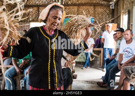 Juli 2017. Kulturelle Präsentationen für Gäste während eines Community-Meetings, um Unternehmenungsprojekte zu besprechen. Aborlan, Barangay Sagpangan, Palawan, Philippinen. Stockfoto