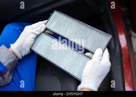 Neuer Clean Car Filter. Frischluft Des Fahrzeugs. Fahrzeugwartung Stockfoto