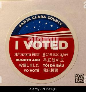 Der Sticker, der während der Parlamentswahlen im November 2020 an die Wähler im Santa Clara County, Kalifornien, verteilt wurde, ist hier auf einer Briefwahl angebracht. Auf dem Aufkleber steht oben Santa Clara County, ich habe in der Mitte gestimmt und darunter Übersetzungen (von oben nach unten, von links nach rechts) in Englisch, Hindi, Khmer, Tagalog, Koreanisch, Japanisch, Vietnamesisch, Spanisch und Chinesisch. Dies ist die erste Wahl, bei der Santa Clara County einen mehrsprachigen Aufkleber verteilte; bei früheren Wahlen verwendete Santa Clara County ein einfacheres Design mit den Worten, die ich über einer stilisierten amerikanischen Flagge abgestimmt habe. Ca. 9 MIO. Stockfoto