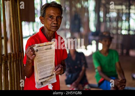 Juli 2017. Eliseo Rodrigo, Präsident von SATIKCA, hält die Dokumentation ihres Certificate of Ancestral Domain Claim (CADC). Sugodi, Barangay Cabayugan, Palawan, Philippinen. Stockfoto