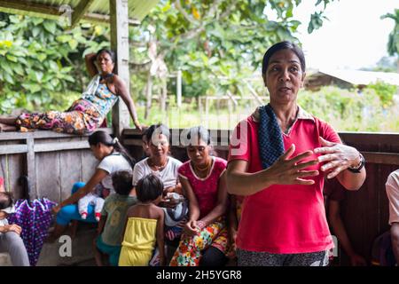 Juli 2017. Vilma Aquilar, ehemalige Sekretärin der SATRIKA-Vereinigung der Stammesvolk, spricht bei einem Treffen der Gemeinde Kayasan, Barangay Tagabinet, Palawan, Phillippines. Stockfoto