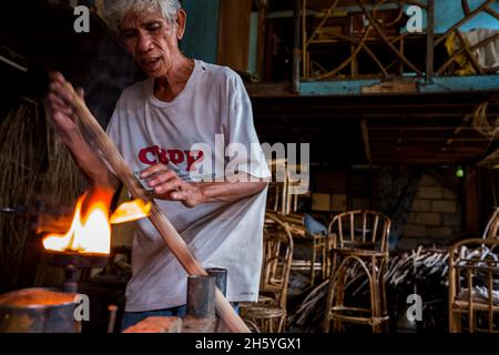 Juli 2017. Rudy Musni stellt Rattanmöbel bei Dagot Rattan Crafts and Furniture her. Puerto Princesa, Palawan, Philippinen. Stockfoto