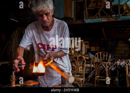 Juli 2017. Rudy Musni stellt Rattanmöbel bei Dagot Rattan Crafts and Furniture her. Puerto Princesa, Palawan, Philippinen. Stockfoto