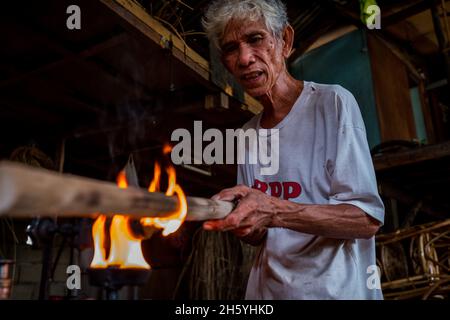 Juli 2017. Rudy Musni stellt Rattanmöbel bei Dagot Rattan Crafts and Furniture her. Puerto Princesa, Palawan, Philippinen. Stockfoto