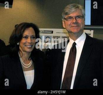 Generalanwältin Kamala Harris gibt den Abschluss der Operation Red Zone bekannt, in der 16 lokale, staatliche und bundesstaatliche Behörden 101 Bandenmitglieder in den Grafschaften Madera und Merced ca. 2011-2014 Stockfoto