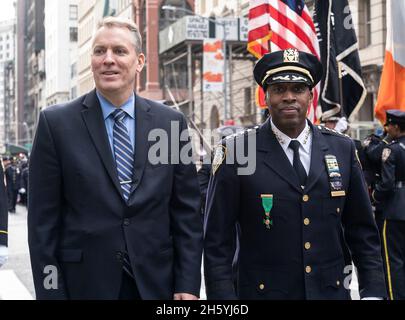 New York, USA. November 2021. polizeikommissar Dermot Shea und Abteilungsleiter Rodney Harrison marschieren bei der Veterans Day Parade entlang der Fifth Avenue. 2020 wurde die Parade wegen einer COVID-19-Pandemie abgesagt. Die größte Veteranenfeier der Nation in der größten Stadt Amerikas marschierte am Donnerstag erneut die Fifth Avenue hinauf, um den Veteranentag zu begehen. Die Veterans Day Parade in diesem Jahr war der 20. Jahrestag der Terroranschläge von 9/11 und des Krieges gegen den Terror. Freiwillige von Ground Zero und dem Museum von 911 trugen die riesige amerikanische Flagge entlang der Paradestrecke. (Foto von Lev Radin/Pacific Press) Cre Stockfoto