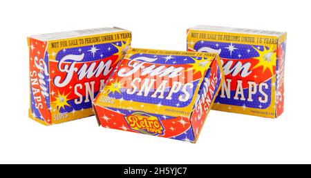 Jede Menge Spaß Schnappschüsse auch bekannt als Wurf-Downs und Knall Schnappschüsse von Henbrant Ltd Retro-Spielzeug isoliert auf einem weißen Hintergrund hergestellt Stockfoto