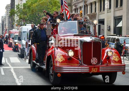 New York, USA. November 2021. Ein Feuerwehrauto wird während der jährlichen Veteranentag Parade entlang der 5th Avenue in New York City am 11. November 2021 gesehen. (Bild: © Ryan Rahman/Pacific Press via ZUMA Press Wire) Bild: ZUMA Press, Inc./Alamy Live News Stockfoto