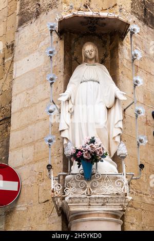 Statue der Jungfrau Maria an einem Gebäude in Valletta, Malta Stockfoto