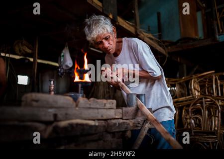 Juli 2017. Rudy Musni stellt Rattanmöbel bei Dagot Rattan Crafts and Furniture her. Puerto Princesa, Palawan, Philippinen. Stockfoto