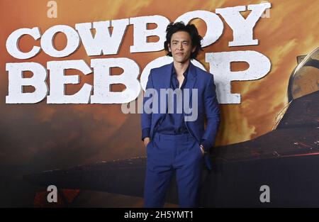 Los Angeles, USA. November 2021. Darsteller John Cho nimmt am Donnerstag, den 11. November 2021, an der Premiere von Netflix's Sci-Fi-Krimidrama-TV-Serie „Cowboy Bebop“ in den Goya Studios in der Hollywood-Sektion von Los Angeles Teil. Storyline: Eine Ragtag-Crew aus Kopfgeldjägern jagt die gefährlichsten Verbrecher der Galaxis. Sie werden die Welt retten - zum richtigen Preis. Foto von Jim Ruymen/UPI Credit: UPI/Alamy Live News Stockfoto