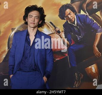 Los Angeles, USA. November 2021. Darsteller John Cho nimmt am Donnerstag, den 11. November 2021, an der Premiere von Netflix's Sci-Fi-Krimidrama-TV-Serie „Cowboy Bebop“ in den Goya Studios in der Hollywood-Sektion von Los Angeles Teil. Storyline: Eine Ragtag-Crew aus Kopfgeldjägern jagt die gefährlichsten Verbrecher der Galaxis. Sie werden die Welt retten - zum richtigen Preis. Foto von Jim Ruymen/UPI Credit: UPI/Alamy Live News Stockfoto