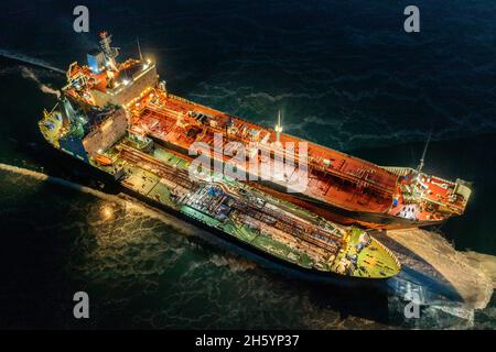 Zwei Tanker in der Nacht stehen in der Nähe in jungen Eis. Aufnahmen aus der Luft. Stockfoto