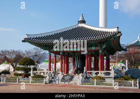 Busan, Südkorea - 28. November 2015: Der Yongdusan Park. Pavillon im Park. Stockfoto