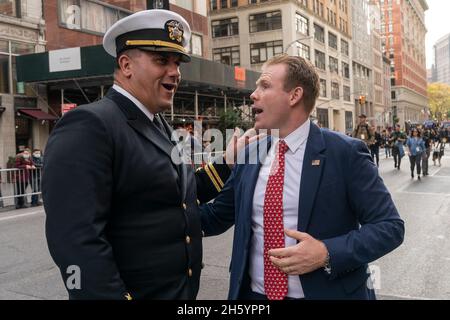 New York, USA. November 2021. Der republikanische Gouverneurskandidat von Rarty, Andrew Giuliani, nimmt an der Veterans Day Parade auf der Fifth Avenue Teil. 2020 wurde die Parade wegen einer COVID-19-Pandemie abgesagt. Die größte Veteranenfeier der Nation in der größten Stadt Amerikas marschierte am Donnerstag erneut die Fifth Avenue hinauf, um den Veteranentag zu begehen. Die Veterans Day Parade in diesem Jahr war der 20. Jahrestag der Terroranschläge von 9/11 und des Krieges gegen den Terror. Freiwillige von Ground Zero und dem Museum von 911 trugen die riesige amerikanische Flagge entlang der Paradestrecke. (Bild: © Lev Radin/Pacific Bild: ZUMA Press, in Stockfoto