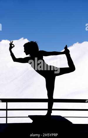 FRANKREICH, SAVOYEN ( 73 )J, VAL D ISERE, YOGA Stockfoto