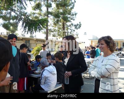 Die Generalanwältin Kamala Harris besucht die Peterson Middle School, um sich mit Studenten und einem Digital Literacy Team zu treffen Stockfoto