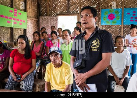 Juli 2017. Ein Mann spricht, um über Unternehmenungsprojekte zu diskutieren. Aborlan, Barangay Sagpangan, Palawan, Philippinen. Stockfoto