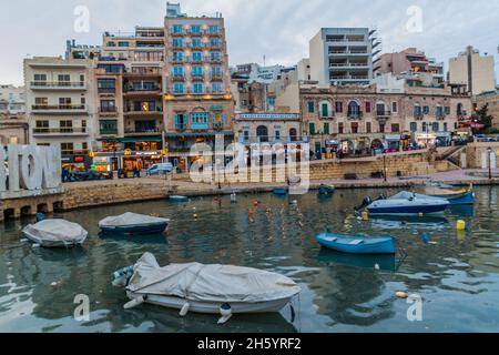 SAN GILJAN, MALTA - 11. NOVEMBER 2017: Boote auf der Spinola Bay in Malta Stockfoto