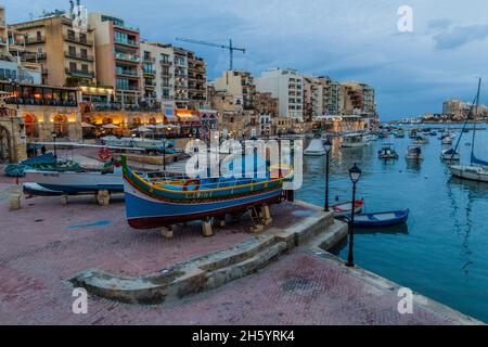 SAN GILJAN, MALTA - 11. NOVEMBER 2017: Boote auf der Spinola Bay in Malta Stockfoto