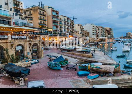 SAN GILJAN, MALTA - 11. NOVEMBER 2017: Boote an der Küste von San Giljan in der Spinola Bay auf Malta Stockfoto