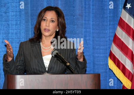 Die Generalanwältin Kamala Harris kündigt Klage gegen Anwaltskanzleien an, die einen nationalen Hypothekenbetrug mit „Mass Joinder“ begangen haben. 17. August 2011 Stockfoto