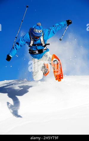 FRANKREICH, LA PLAGNE, SAVOY ( 73 ), SPRINGEN MIT SCHNEESCHUHEN Stockfoto