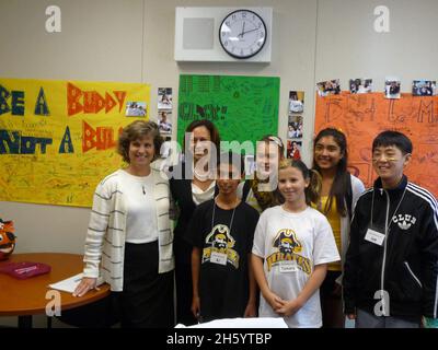 Generalanwältin Kamala Harris besucht die Peterson Middle School, um sich mit Studenten und einem Digital Literacy Team zu treffen. Ca. 27. Oktober 2010 Stockfoto