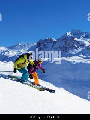 FRANKREICH, LA PLAGNE, SAVOY ( 73 ), SKI AUF DER STRECKE HINUNTER ZUM DORF CHAMPAGNY EN VANOISE Stockfoto